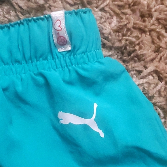 Bundle of 2 Shorts in Medium - Picture 3 of 7